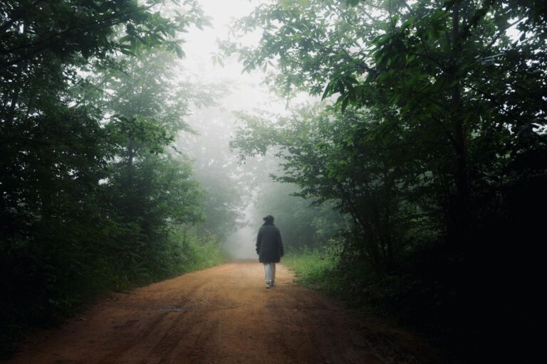 “Wenn du eigenständig wirst, lassen wir dich fallen” – Das Muster toxischer Familien